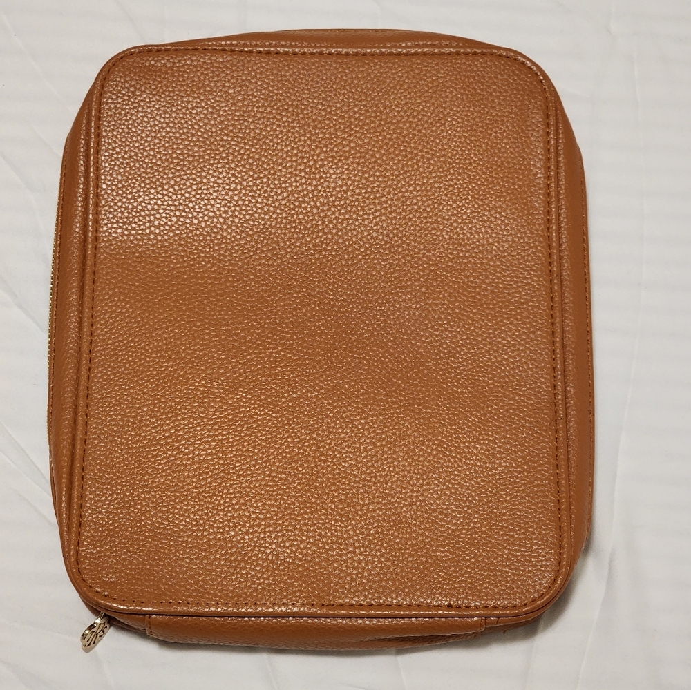 A zip-around jewelry organizer - Picture 5 of 7